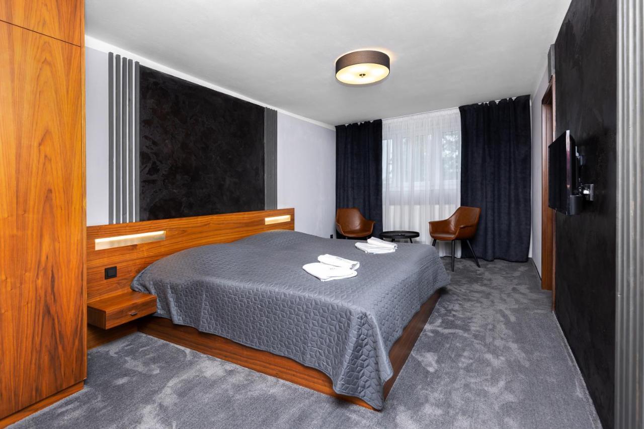 Garden Restaurant & Pension Pardubice Luaran gambar